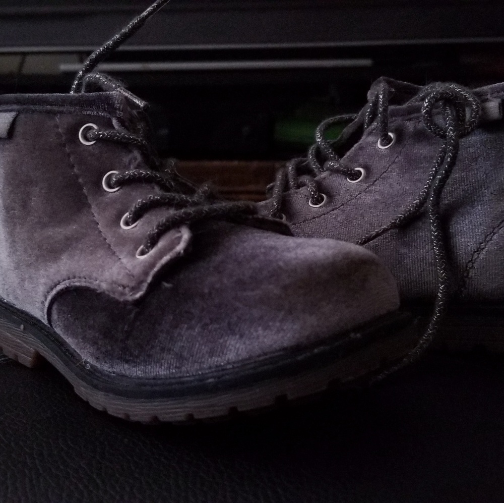 Oshkosh Booties (8T)